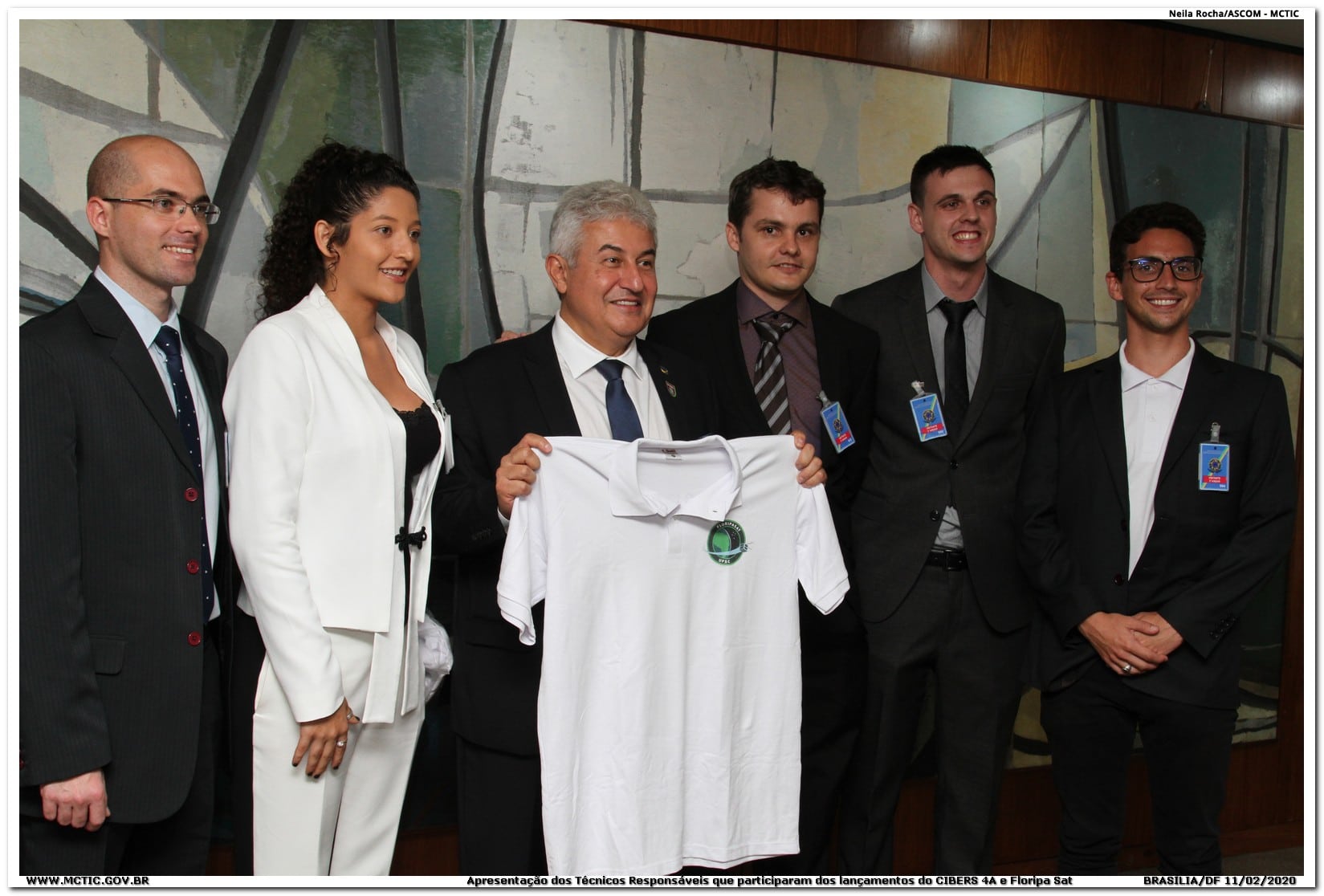 Marcos Pontes receives commemorative T-shirt from FloripaSat-1